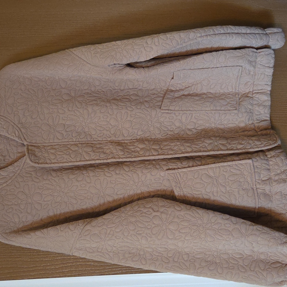 Womens NWOT quilted jacket In Pretty Taupe Color, Zip Closure